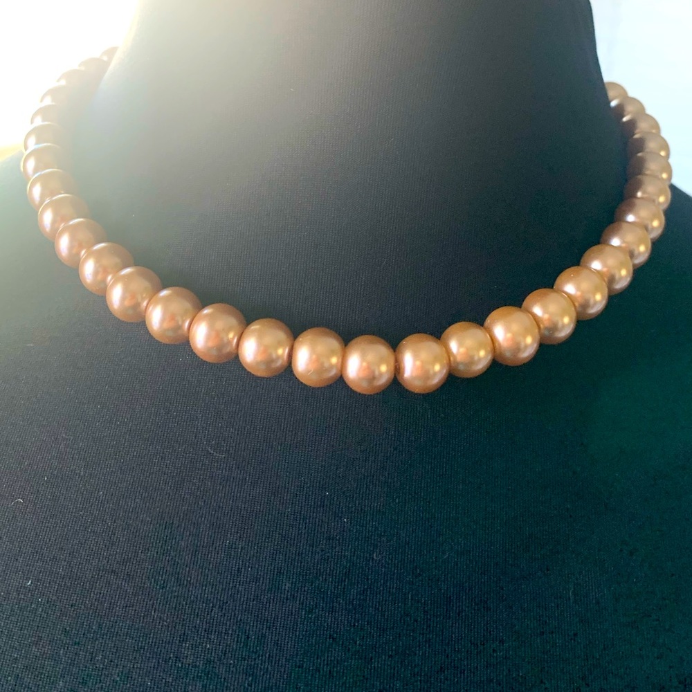 Necklace light tan pearl choker